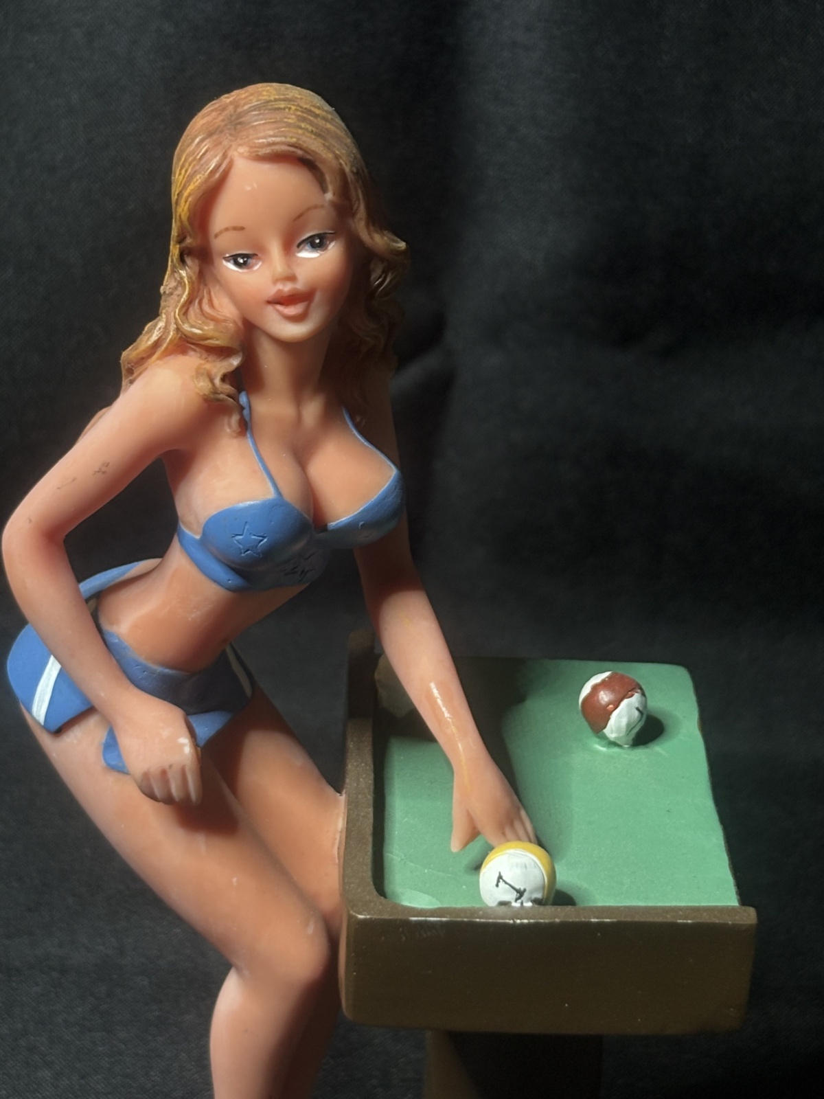 Figur eines Mädchens und eines Billardtisches