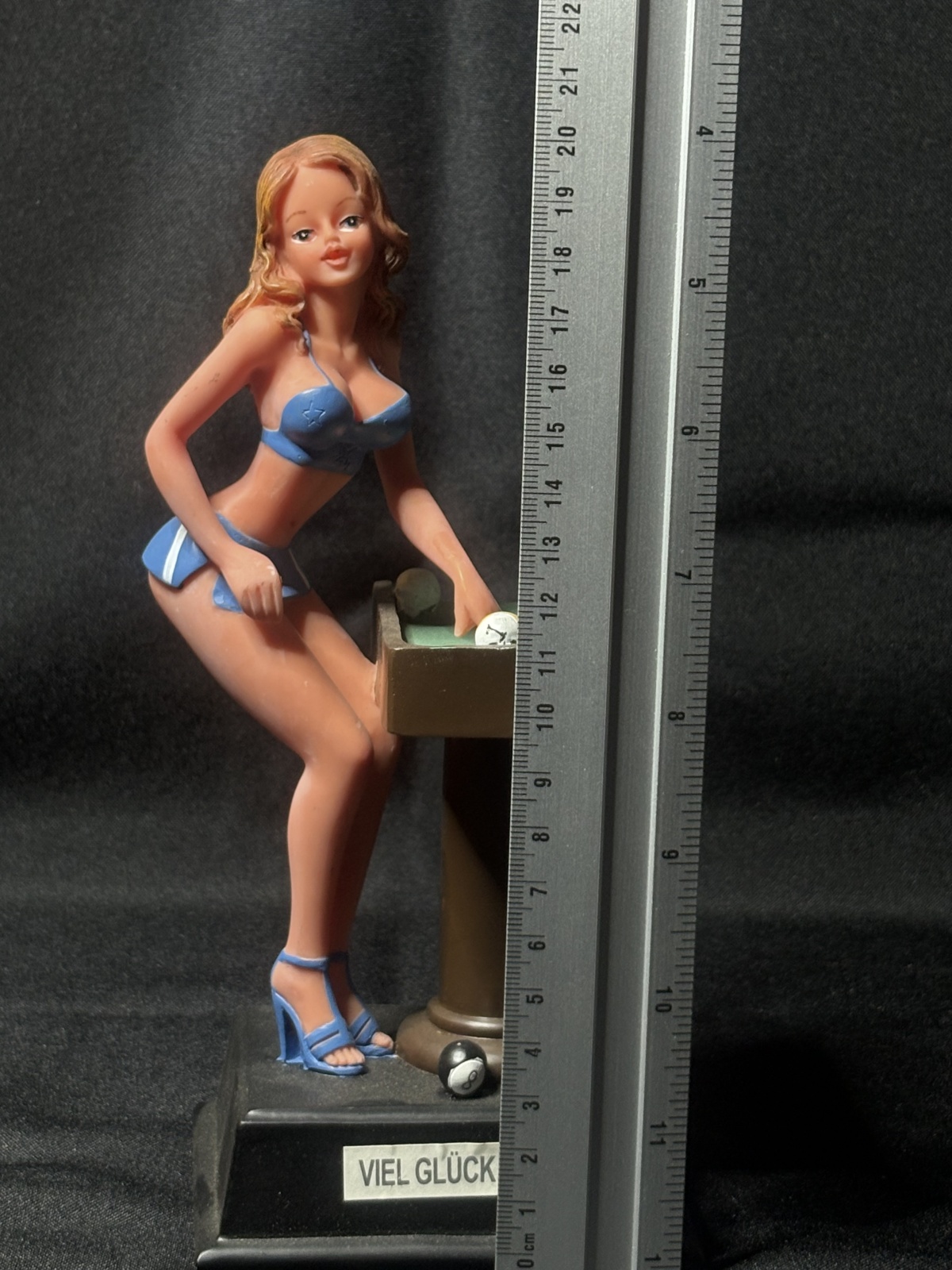 Figur eines Mädchens und eines Billardtisches