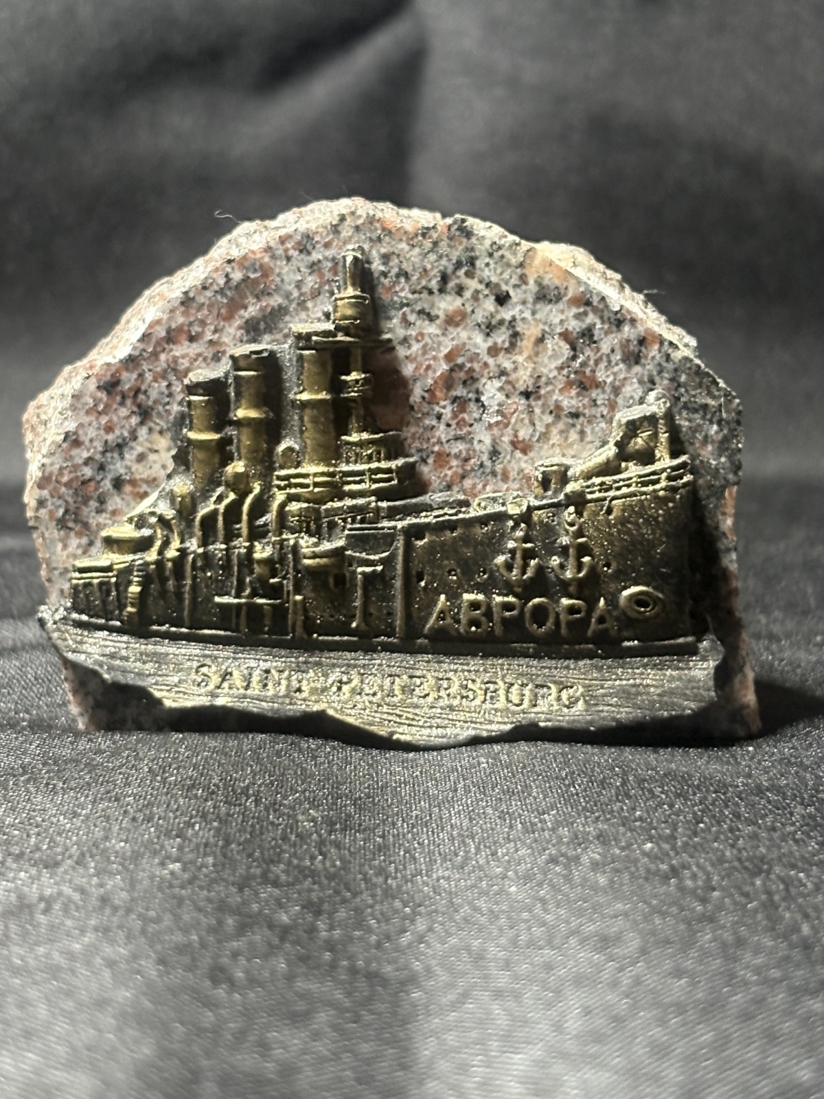 Bronzerelief des Schiffes Aurora auf einem Stein St. Petersburg