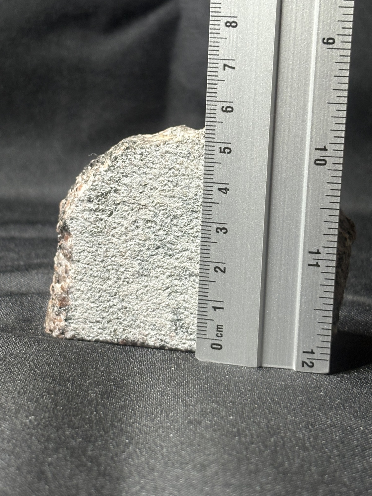 Bronzerelief des Schiffes Aurora auf einem Stein St. Petersburg