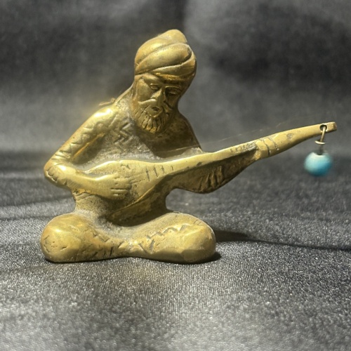 arabische Figur eines sitzenden Musikers aus Bronze