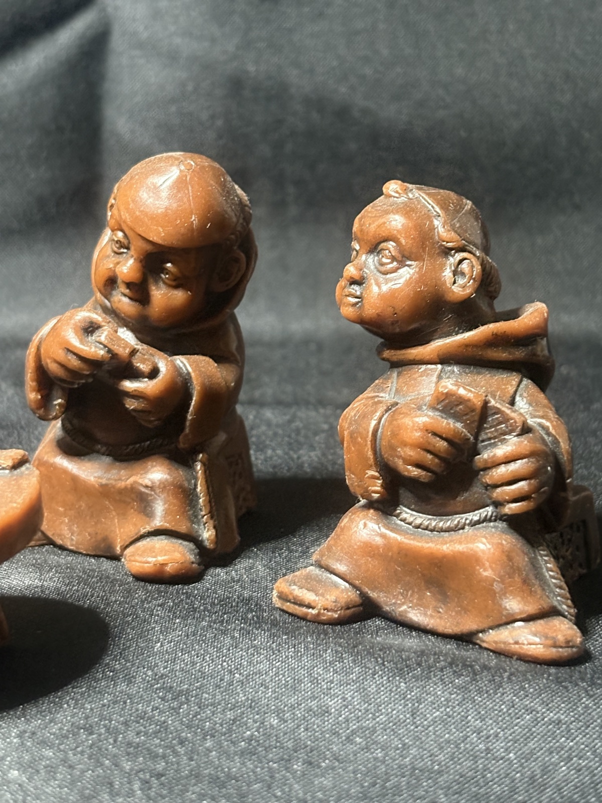 Set mit Mönchsfiguren, Spielkarten, 5 Stück + Tisch