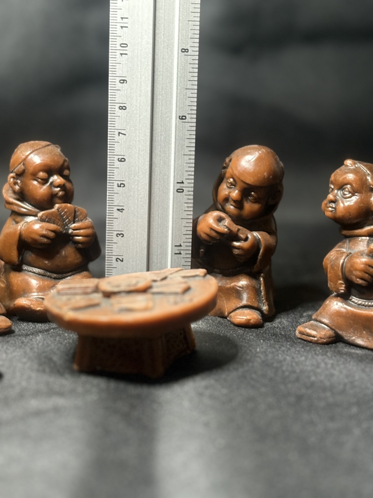 Set mit Mönchsfiguren, Spielkarten, 5 Stück + Tisch