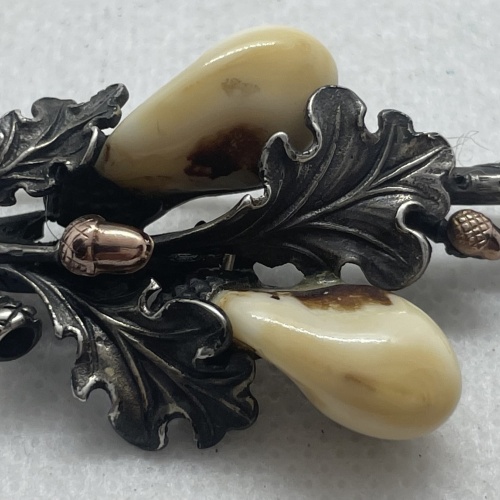 Schöne antike Jagd-Grandel-Brosche