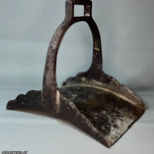 Antiker massiver deutscher Pferdesteigbügel aus Metall