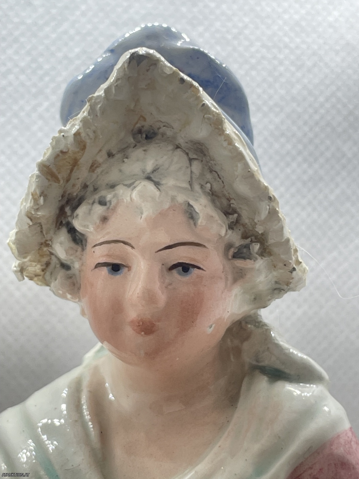 Große alte Royal Dux Bohemia Porzellanfigur mit Fehler "Dame auf Bank mit Hund"