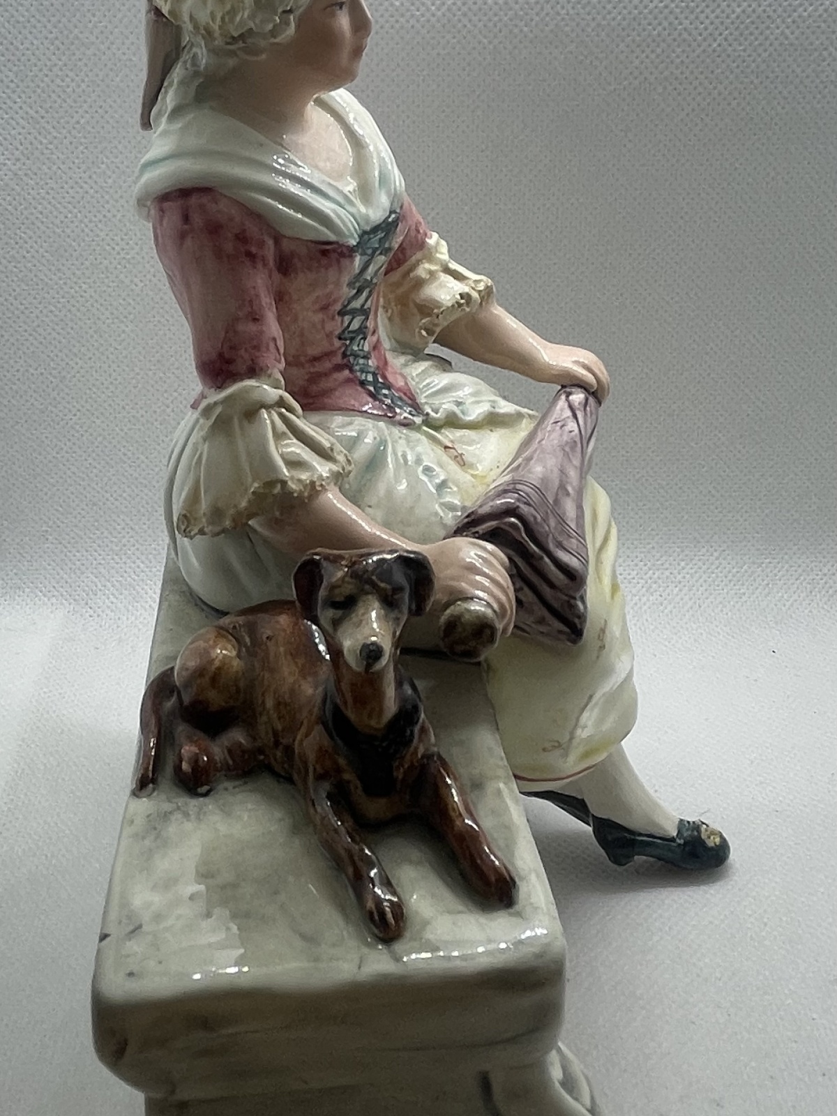 Große alte Royal Dux Bohemia Porzellanfigur mit Fehler "Dame auf Bank mit Hund"