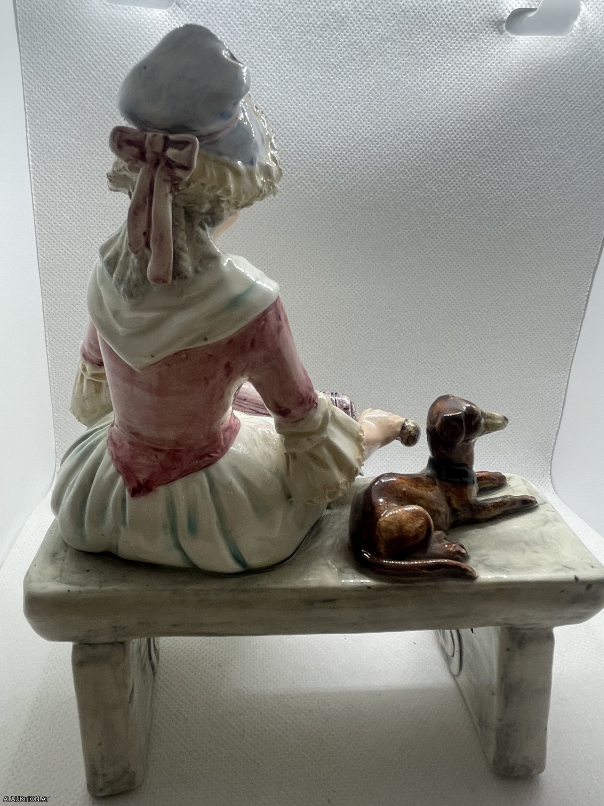 Große alte Royal Dux Bohemia Porzellanfigur mit Fehler "Dame auf Bank mit Hund"