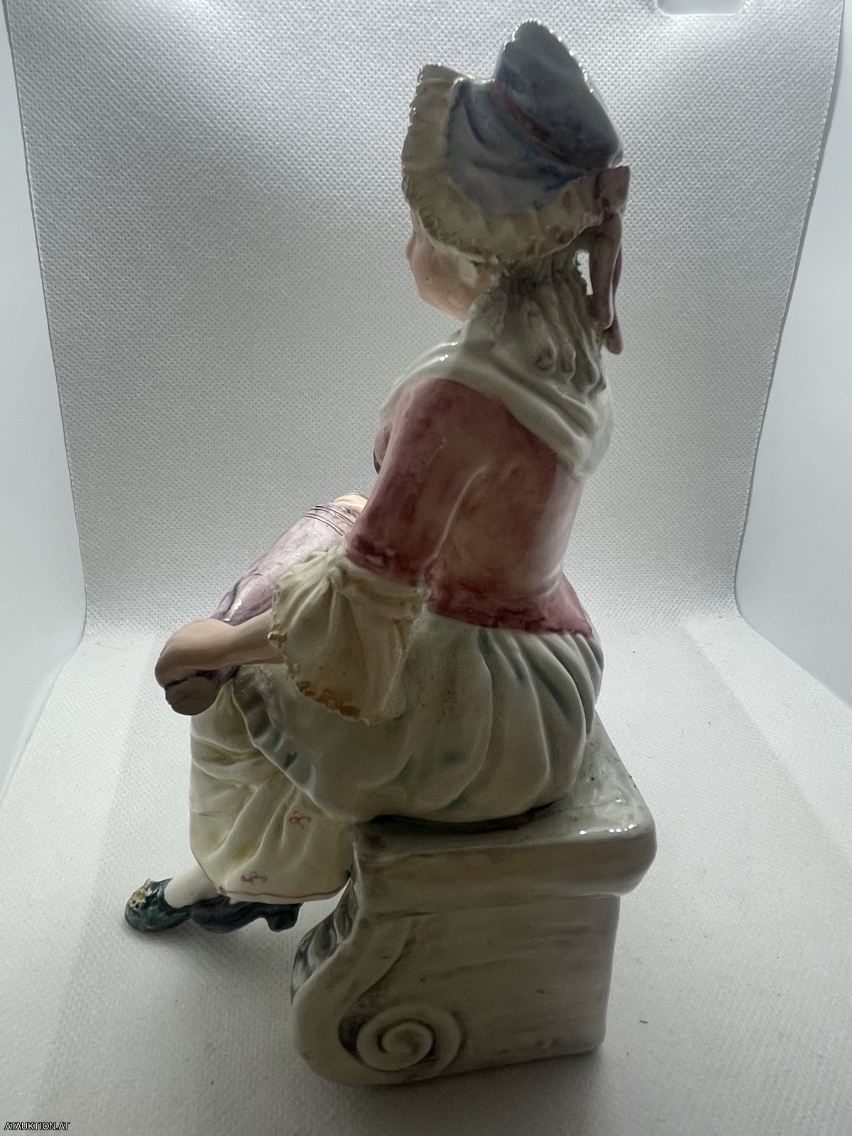 Große alte Royal Dux Bohemia Porzellanfigur mit Fehler "Dame auf Bank mit Hund"