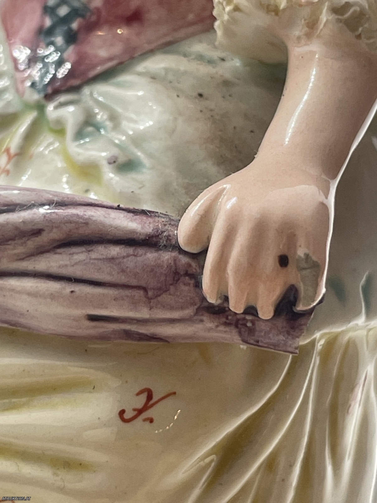 Große alte Royal Dux Bohemia Porzellanfigur mit Fehler "Dame auf Bank mit Hund"