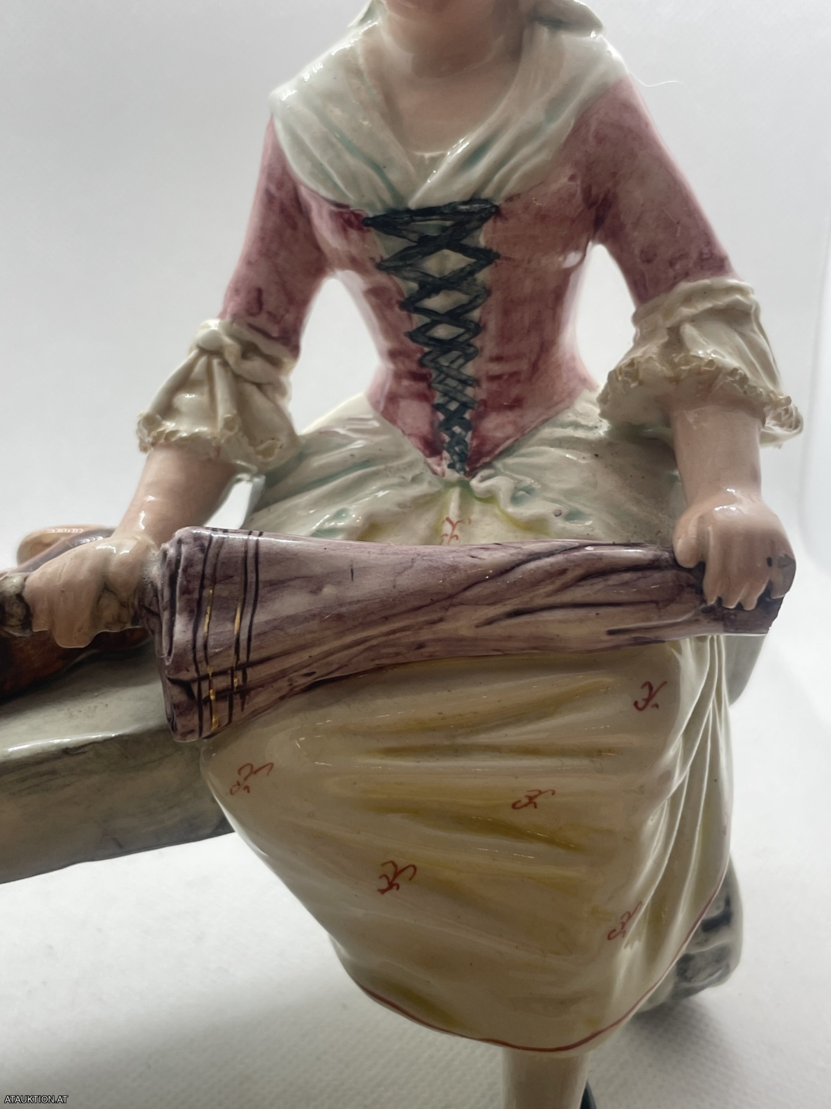 Große alte Royal Dux Bohemia Porzellanfigur mit Fehler "Dame auf Bank mit Hund"