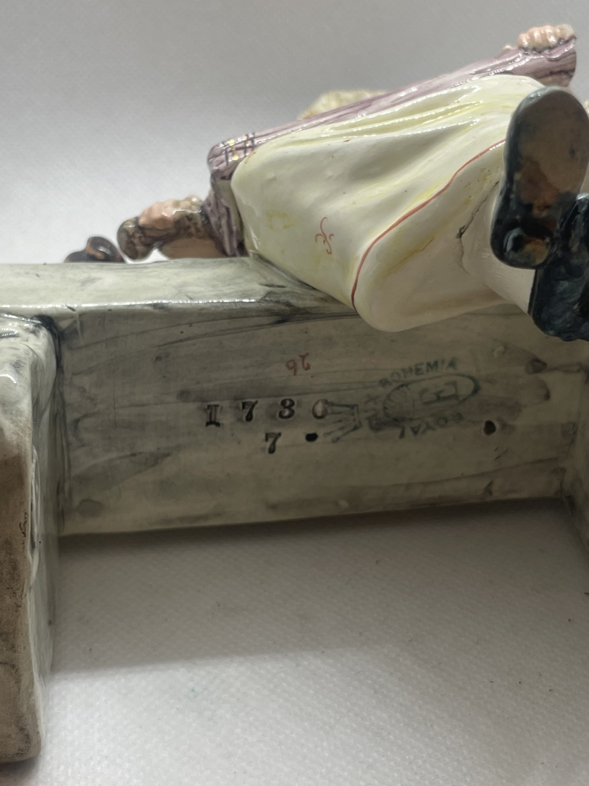 Große alte Royal Dux Bohemia Porzellanfigur mit Fehler "Dame auf Bank mit Hund"