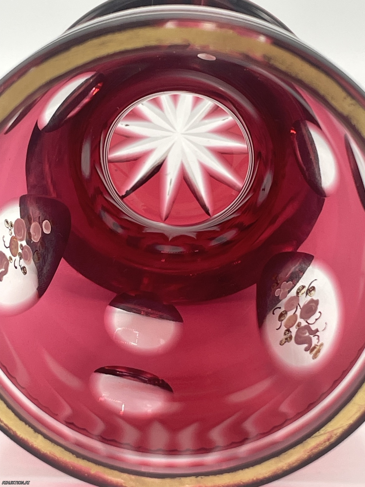 Antiker Fussbecher rot mit Emailmalerei