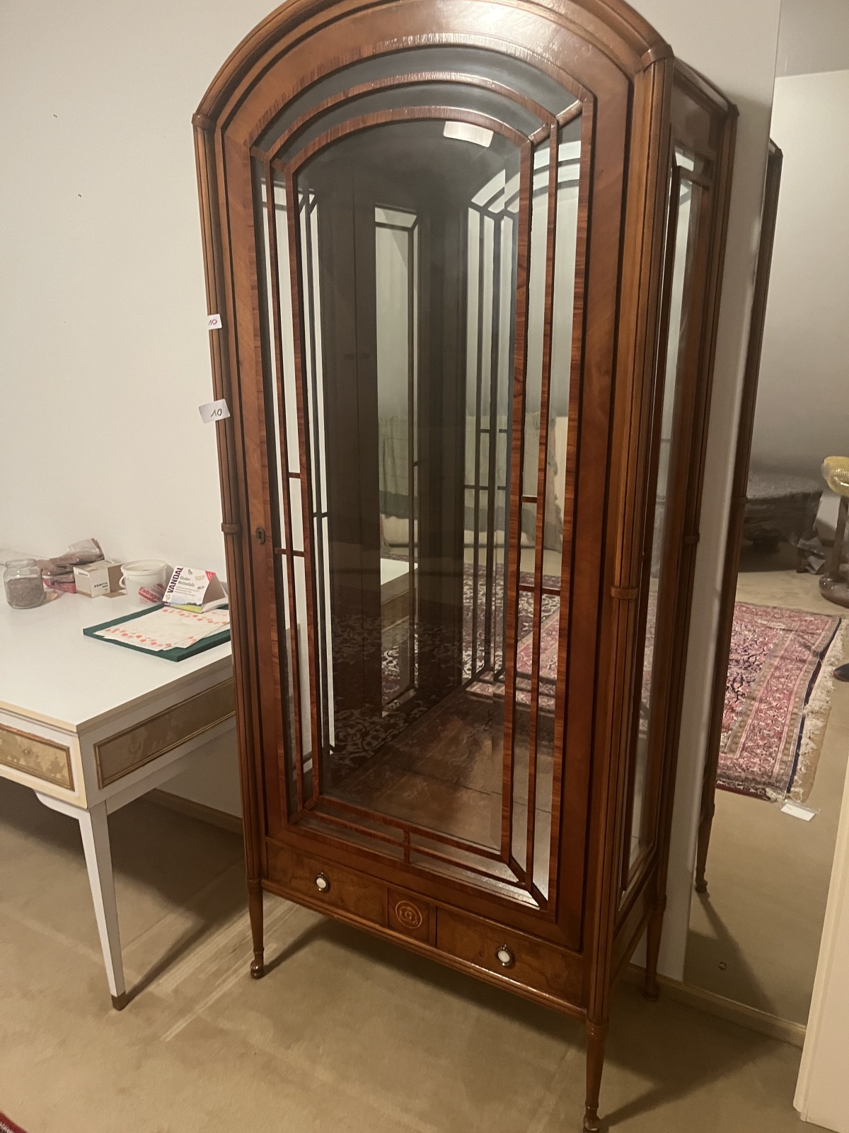 Schöner Glastürenschrank (10)