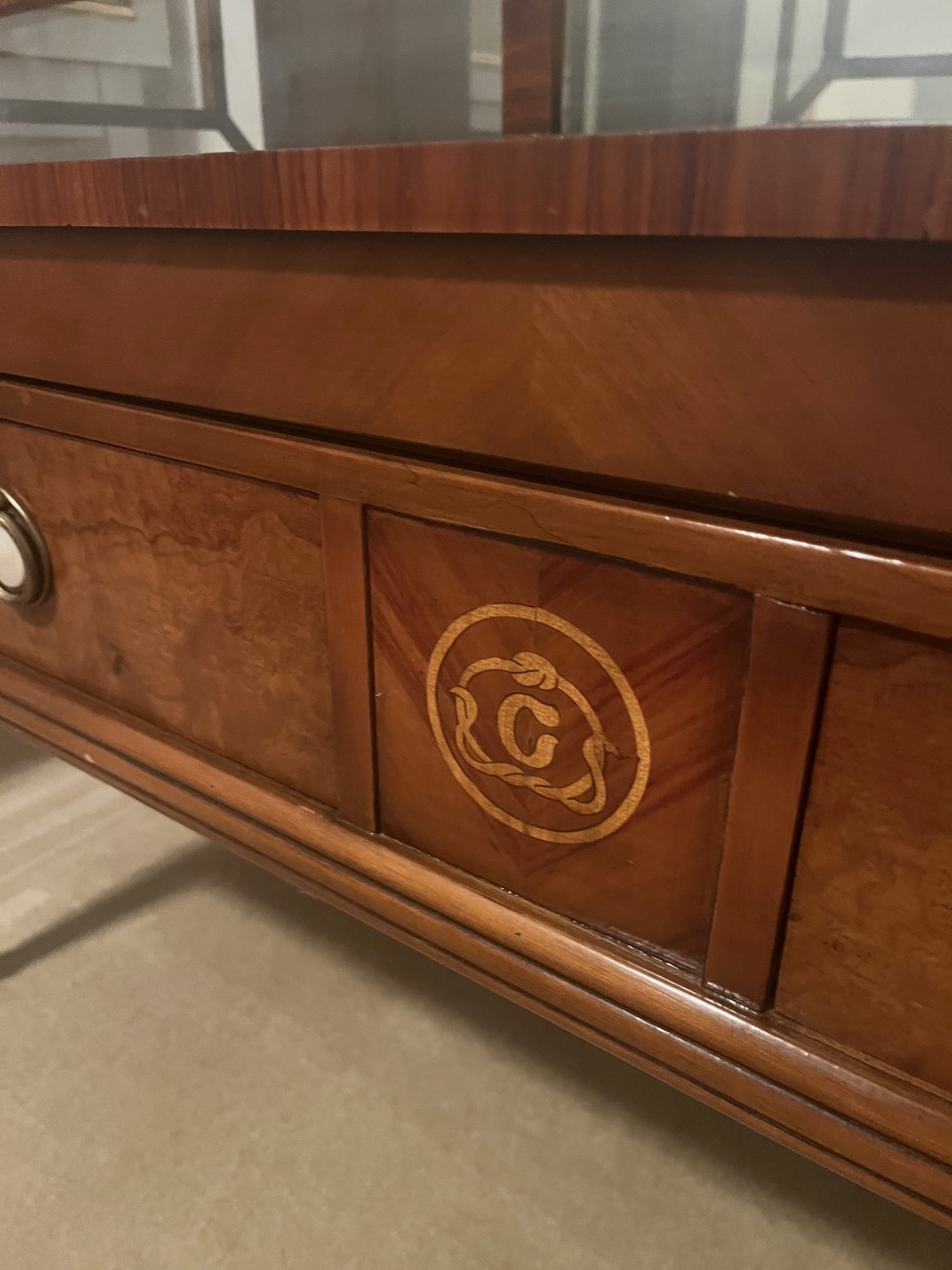 Schöner Glastürenschrank (10)