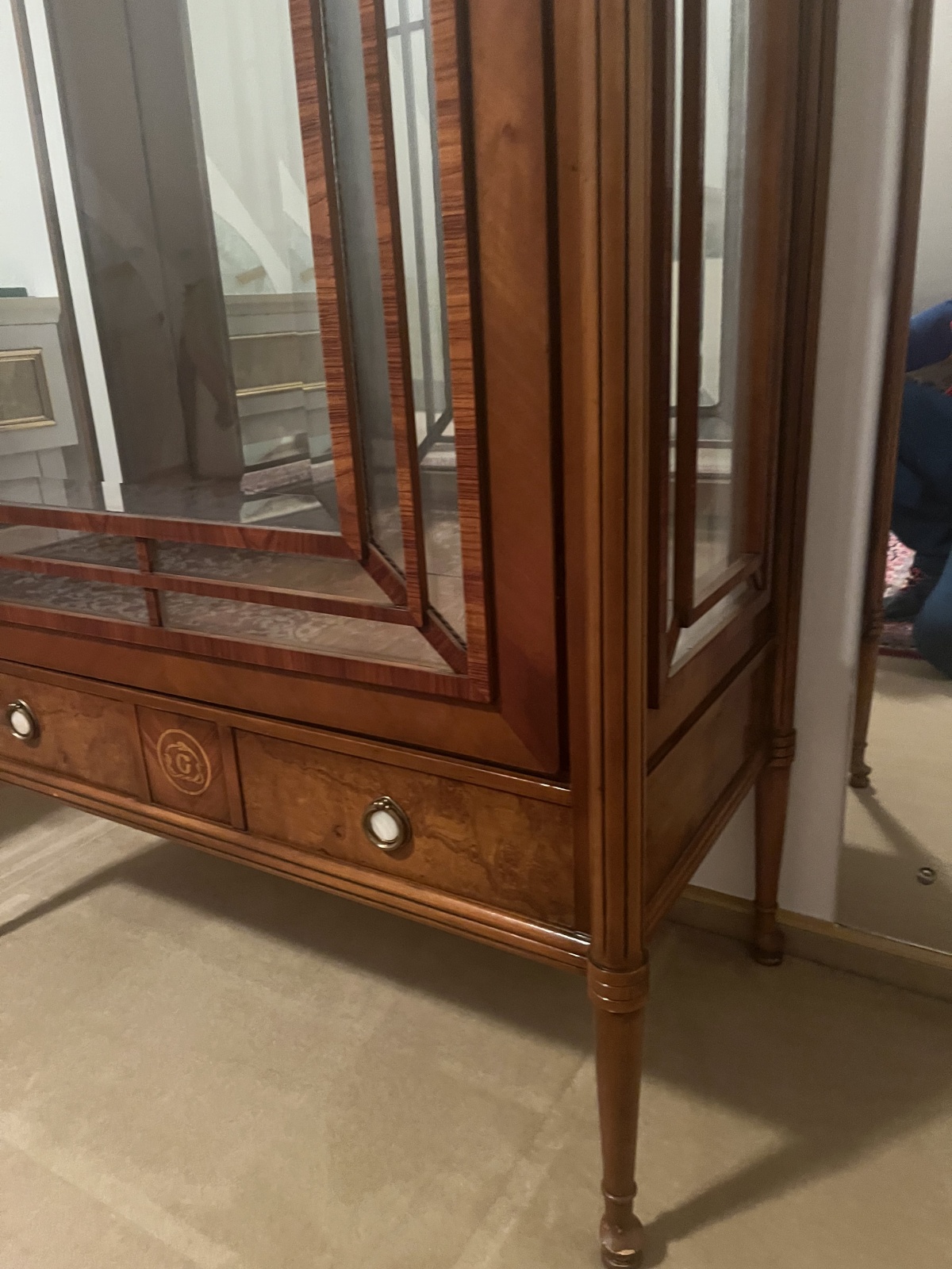 Schöner Glastürenschrank (10)