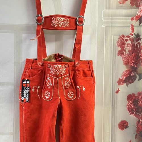 Neue rote Lederhose