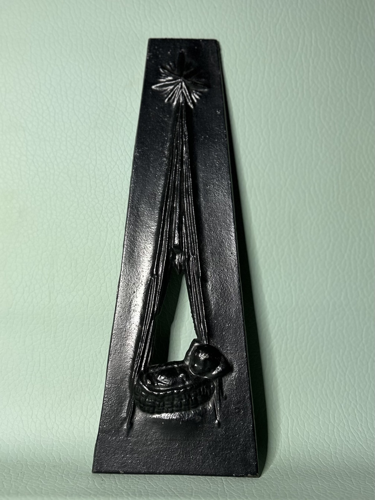 Bronze Figur Kind im Wiege