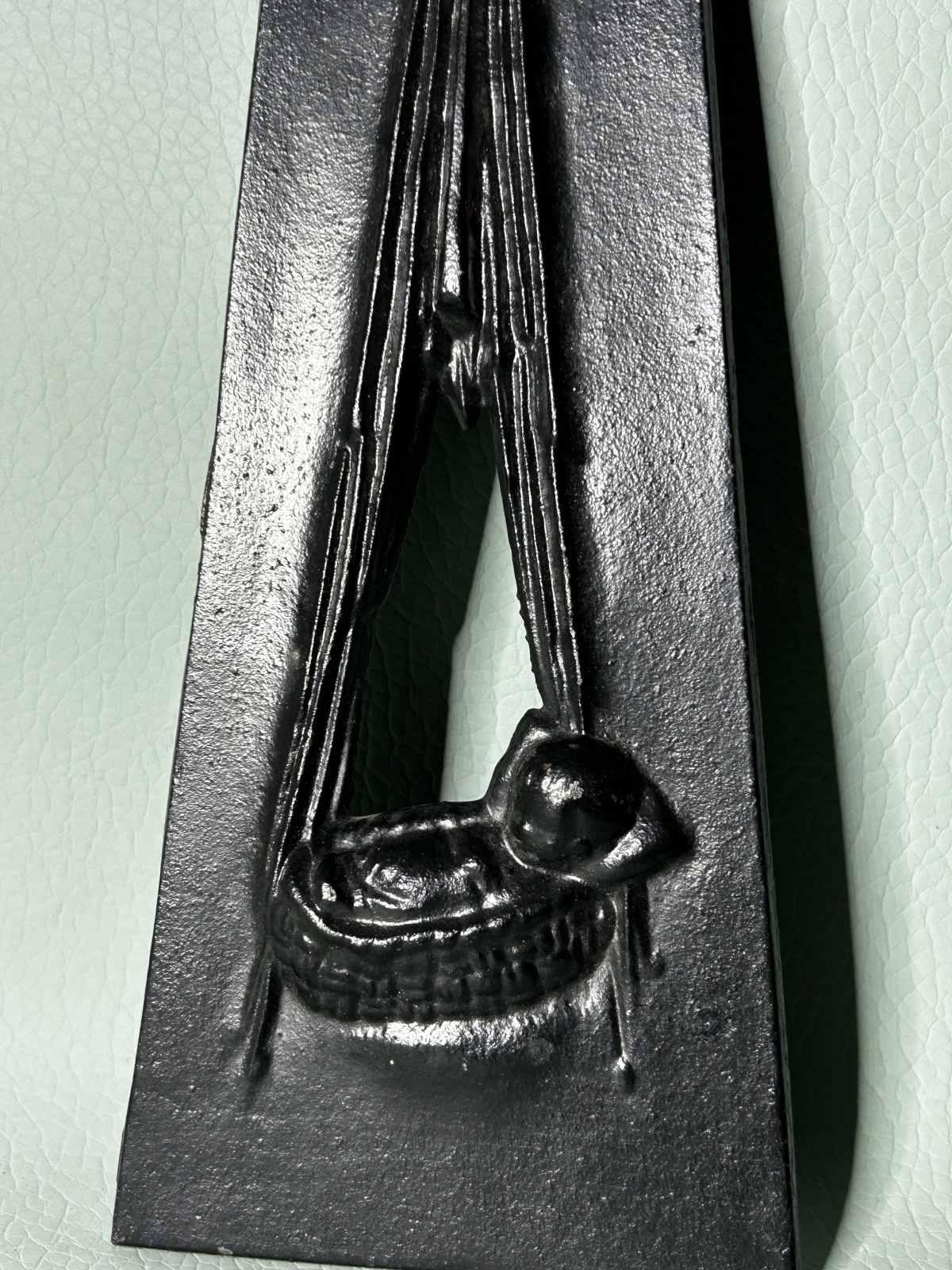 Bronze Figur Kind im Wiege