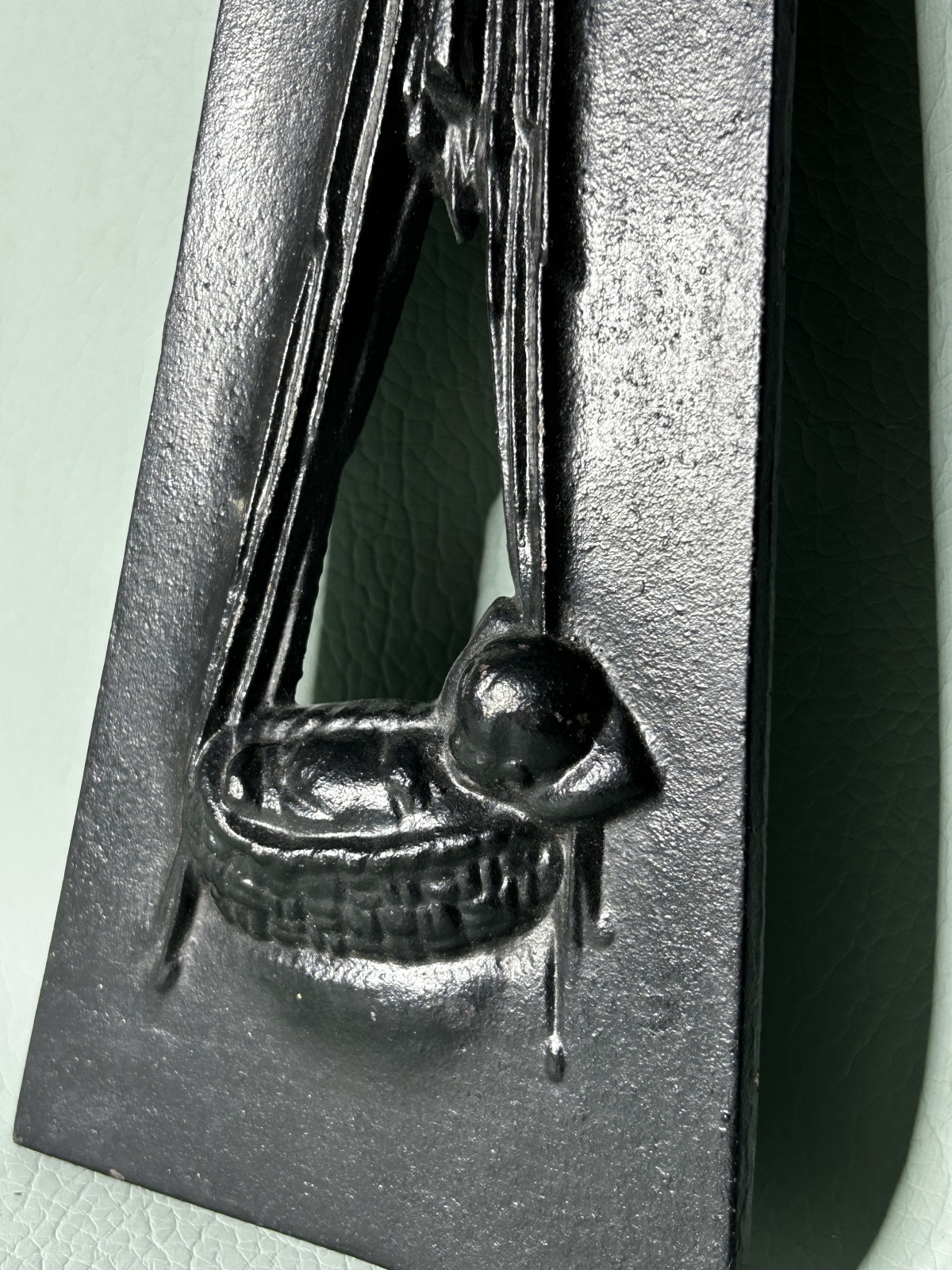 Bronze Figur Kind im Wiege