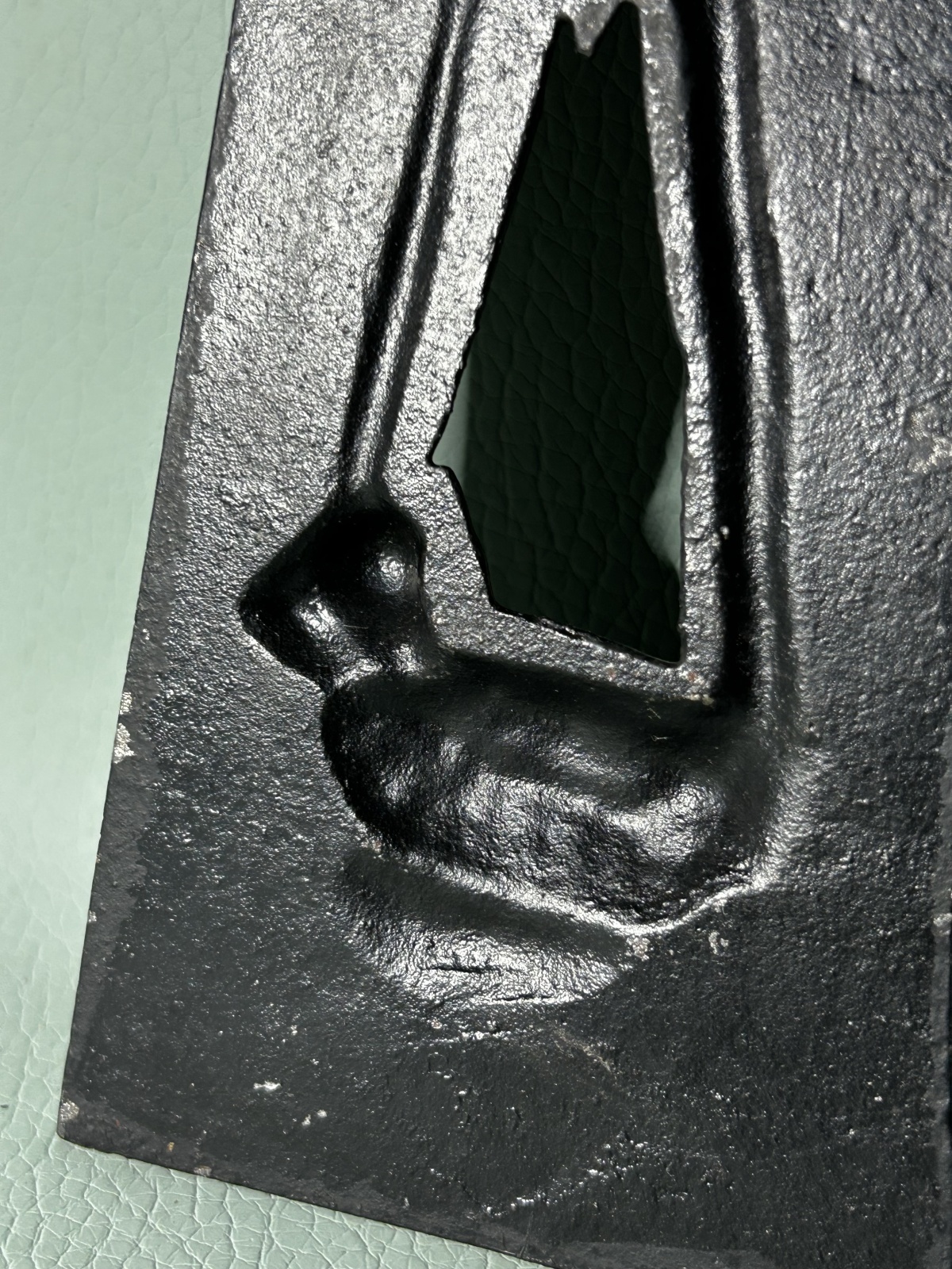 Bronze Figur Kind im Wiege