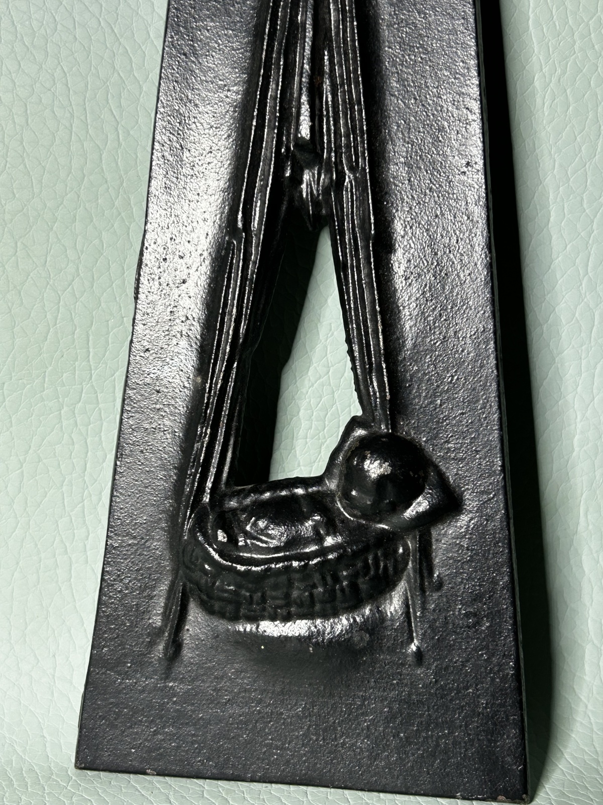 Bronze Figur Kind im Wiege