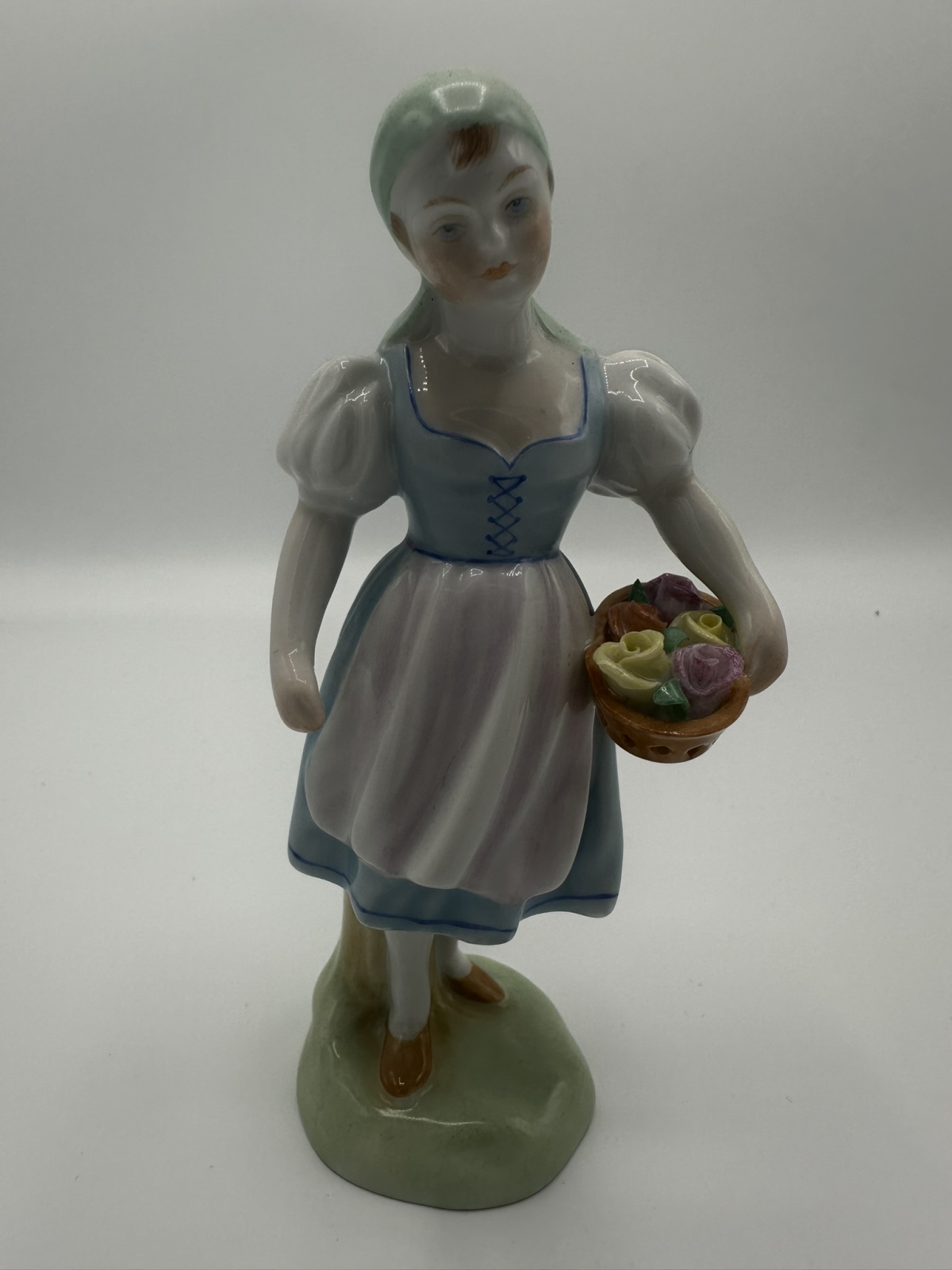Herend Mädchen mit Blumenkorb