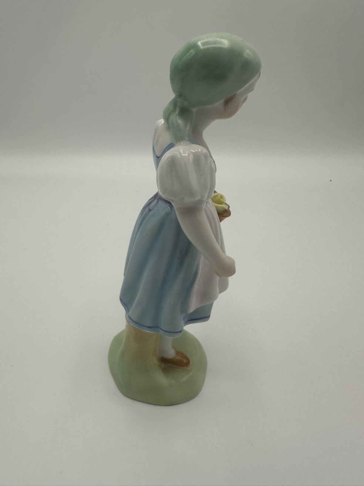 Herend Mädchen mit Blumenkorb
