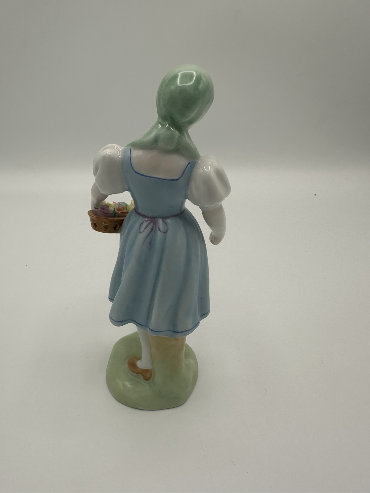 Herend Mädchen mit Blumenkorb