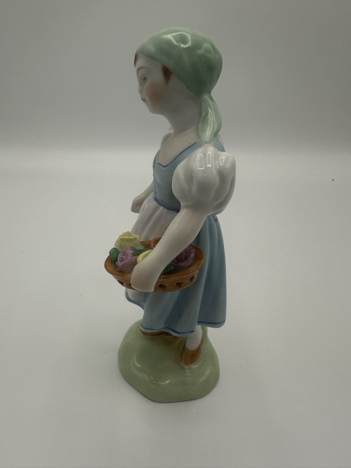 Herend Mädchen mit Blumenkorb