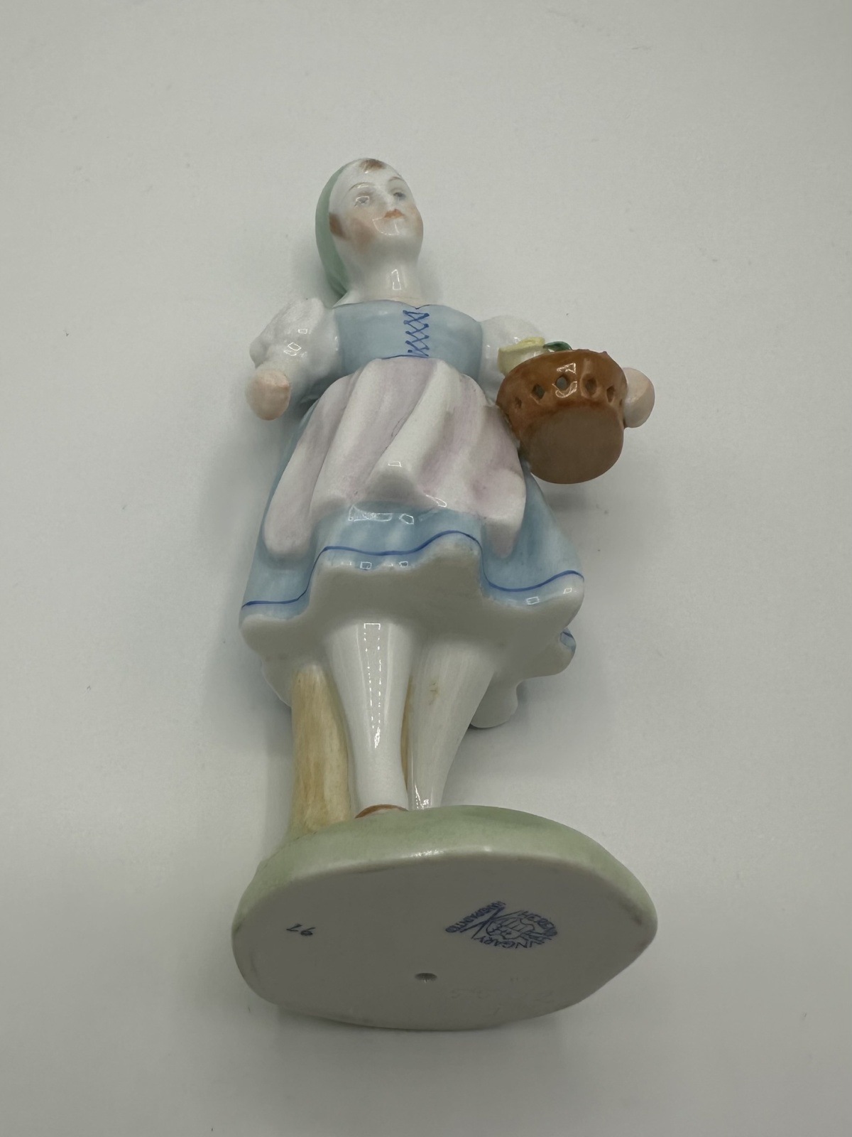 Herend Mädchen mit Blumenkorb