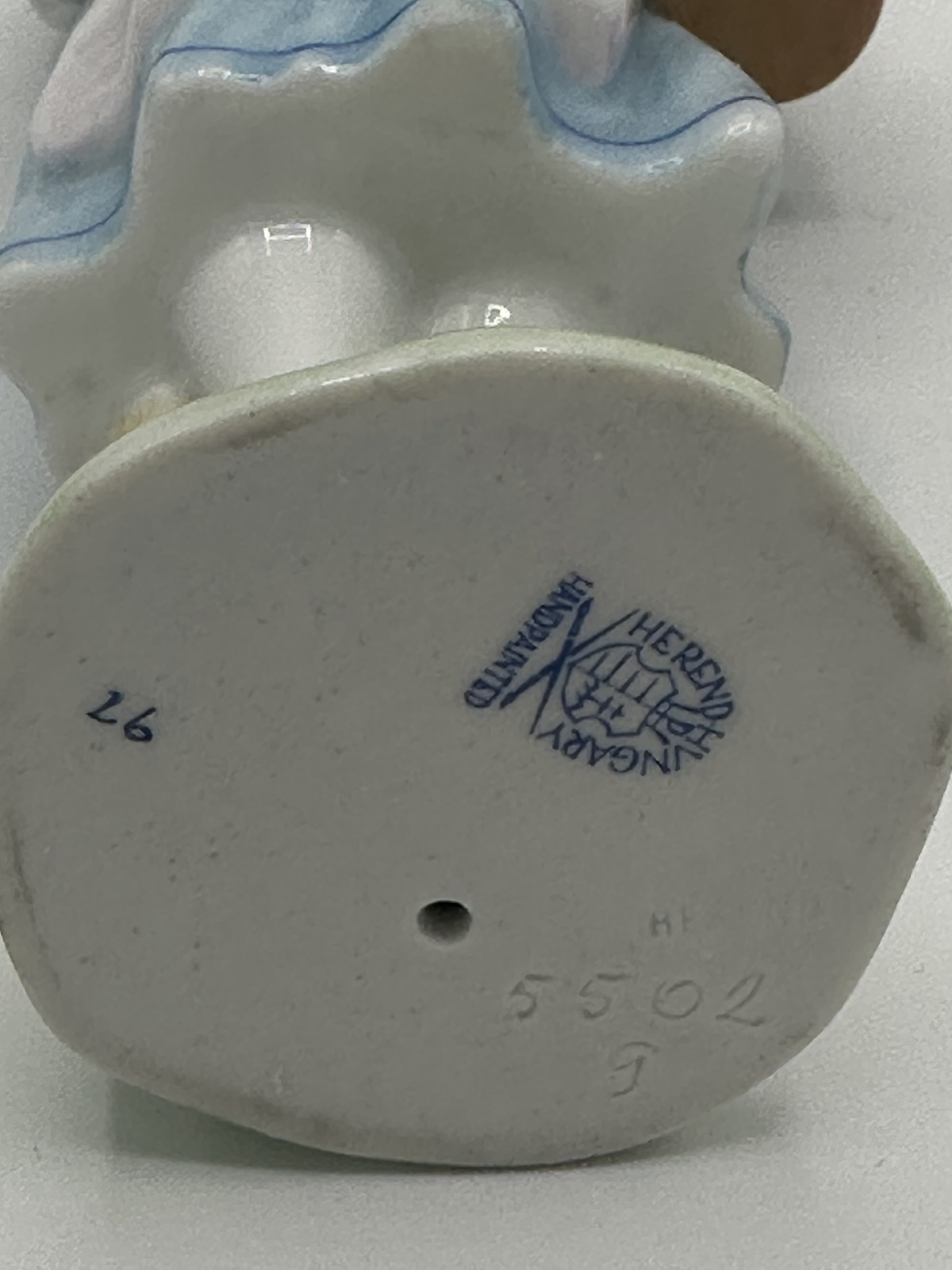 Herend Mädchen mit Blumenkorb