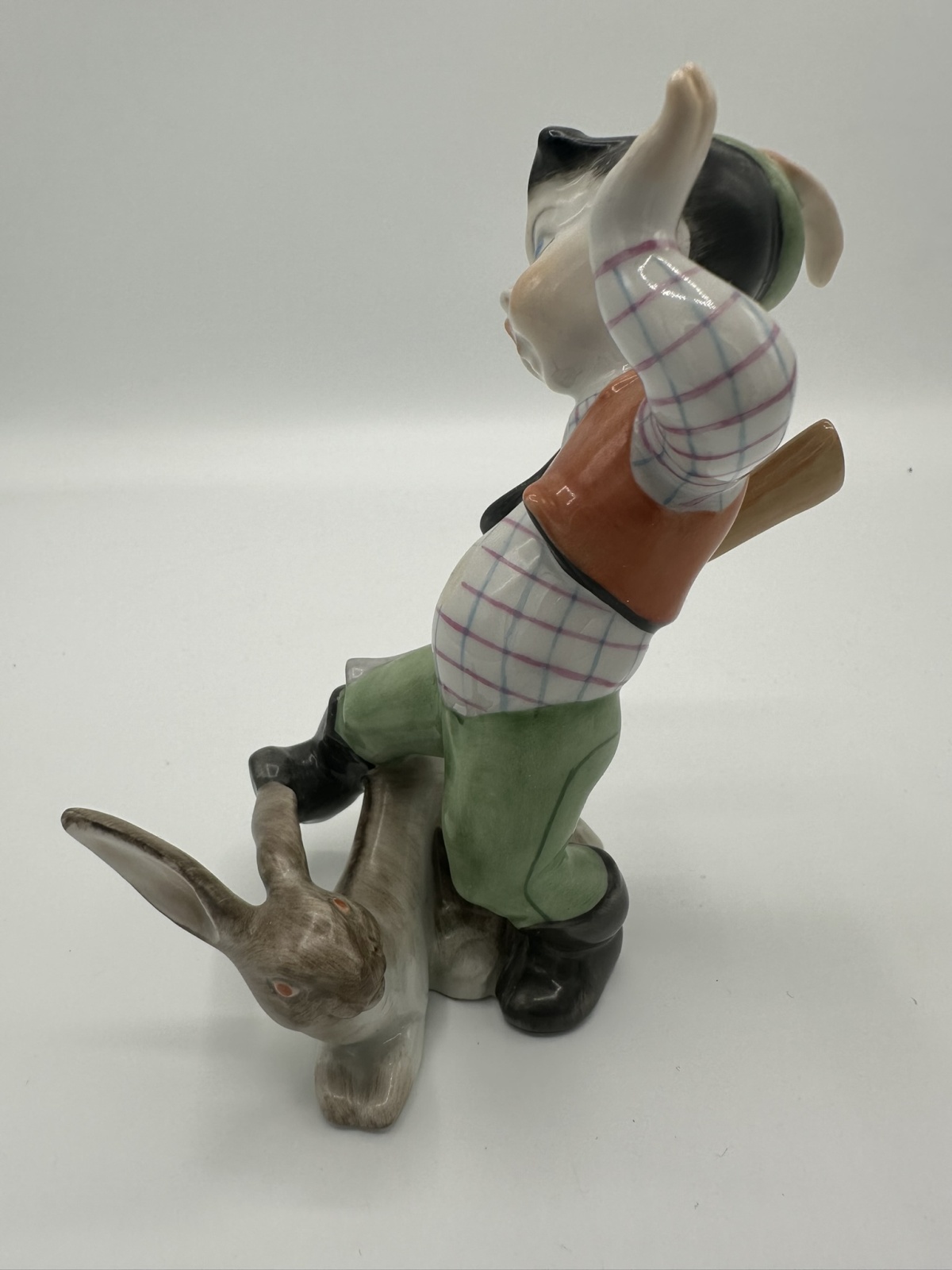 Herend Jägerjunge mit Hasen