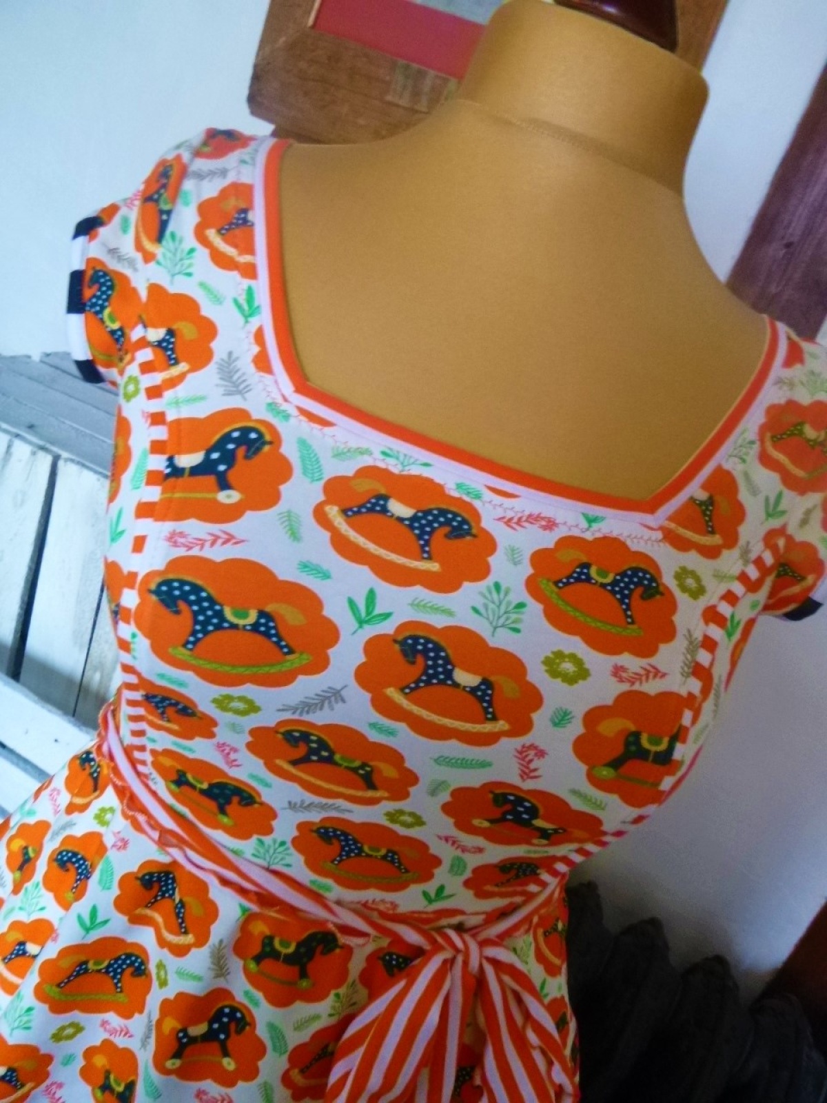 Rockabilly Fiefties Kleid mit Retro Pferde Schaukelpferd Jersey