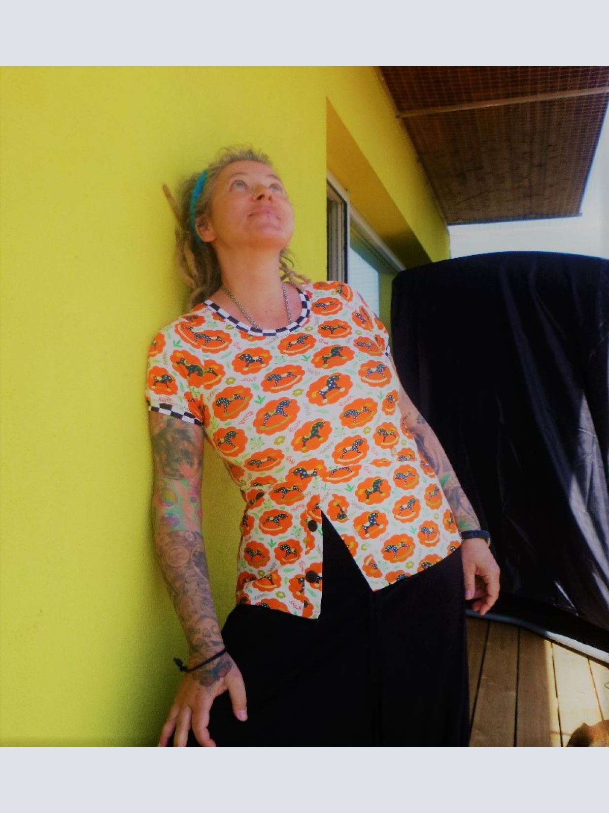 T-Shirt Trude mit Seitenschlitz und Retro Pferdemotiv