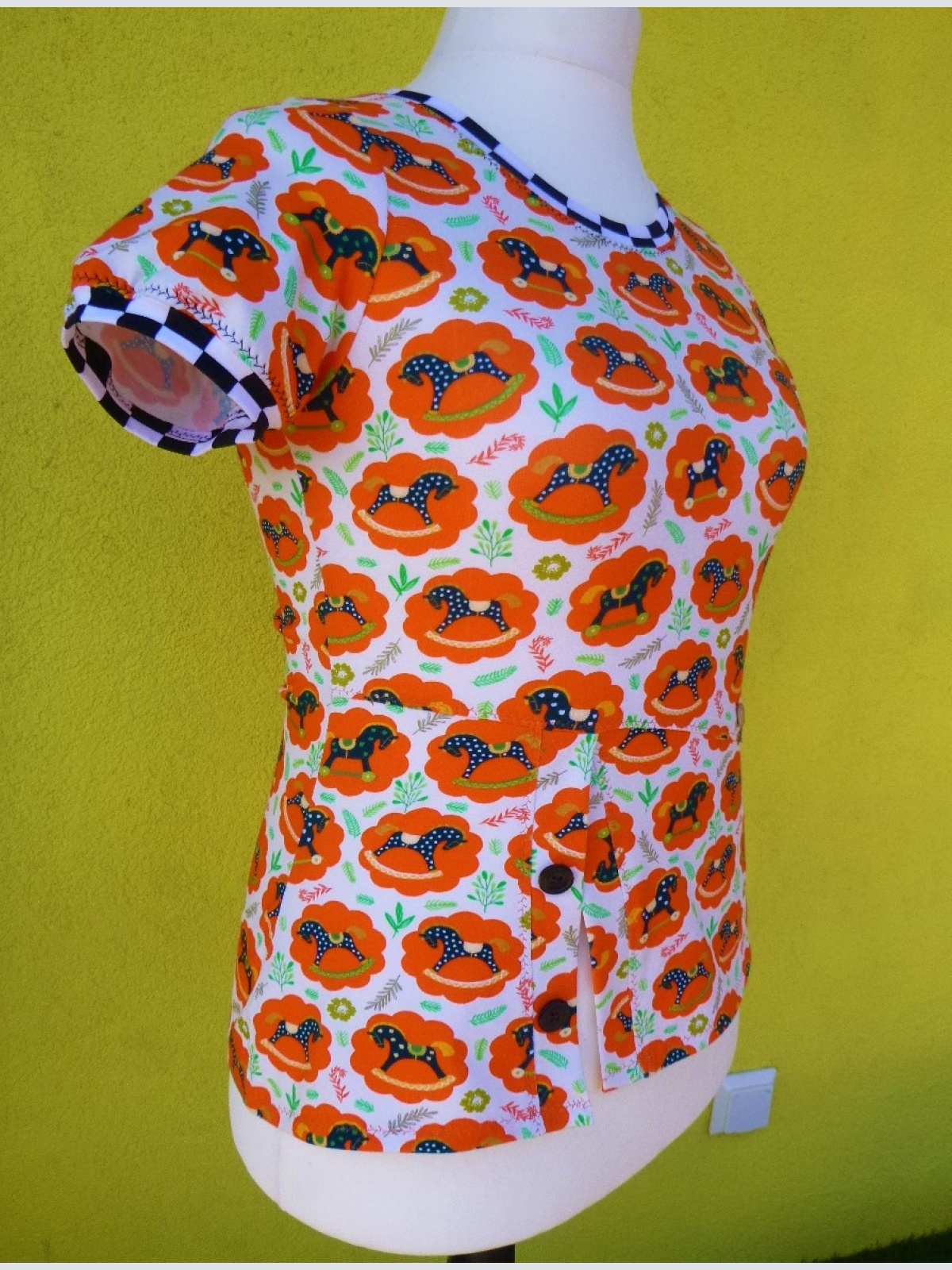 T-Shirt Trude mit Seitenschlitz und Retro Pferdemotiv