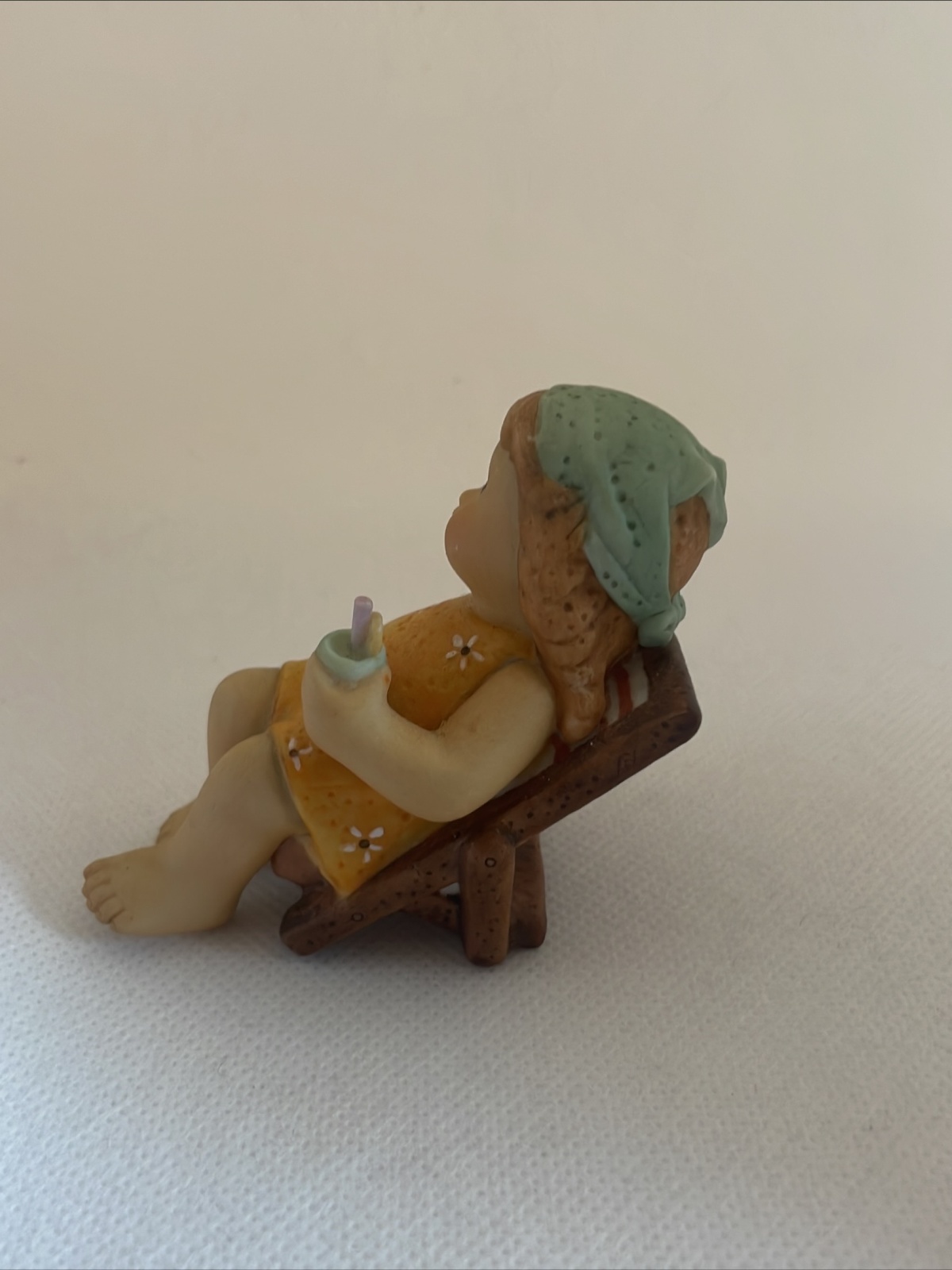 Goebel Figur Nina u. Marco/Limpke “Nina im Liegestuhl mit Erfrischungsgetränk”