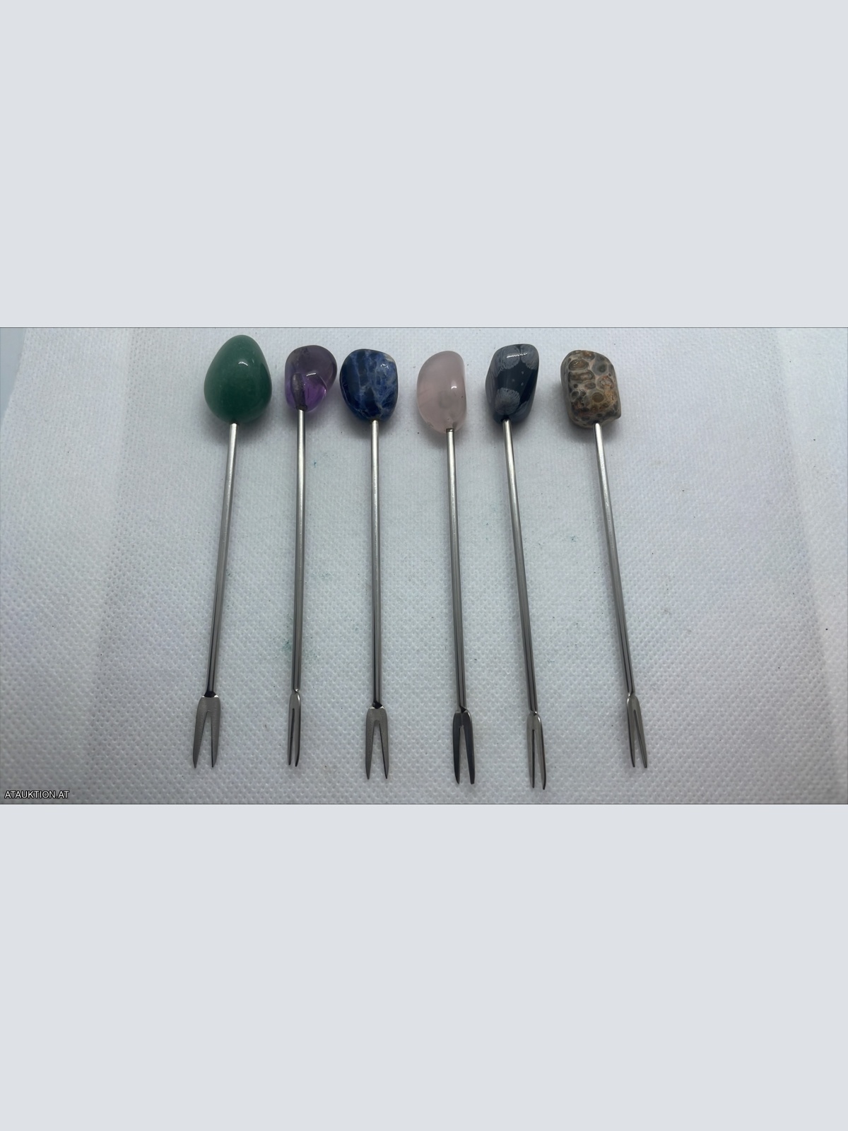 Spieße mit verschiedenen Mineralien-Steinen