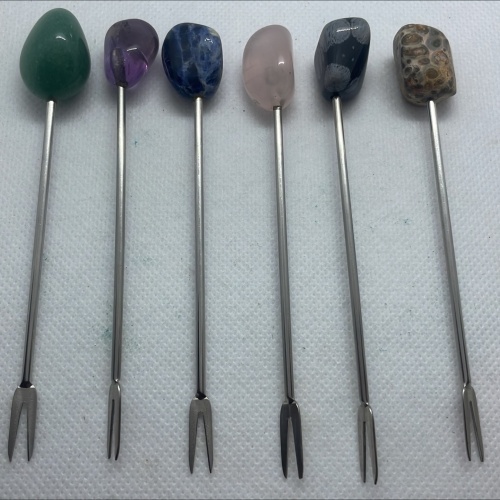 Spieße mit verschiedenen Mineralien-Steinen