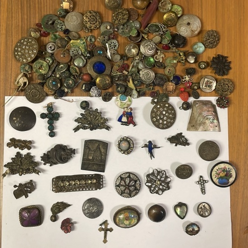 Konvolut antike Abzeichen, Knöpfe und Anhänger