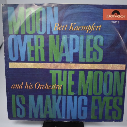 Single / Bert Kaempfert And His Orchestra – Moon Over Naples / The Moon Is Making Eyes