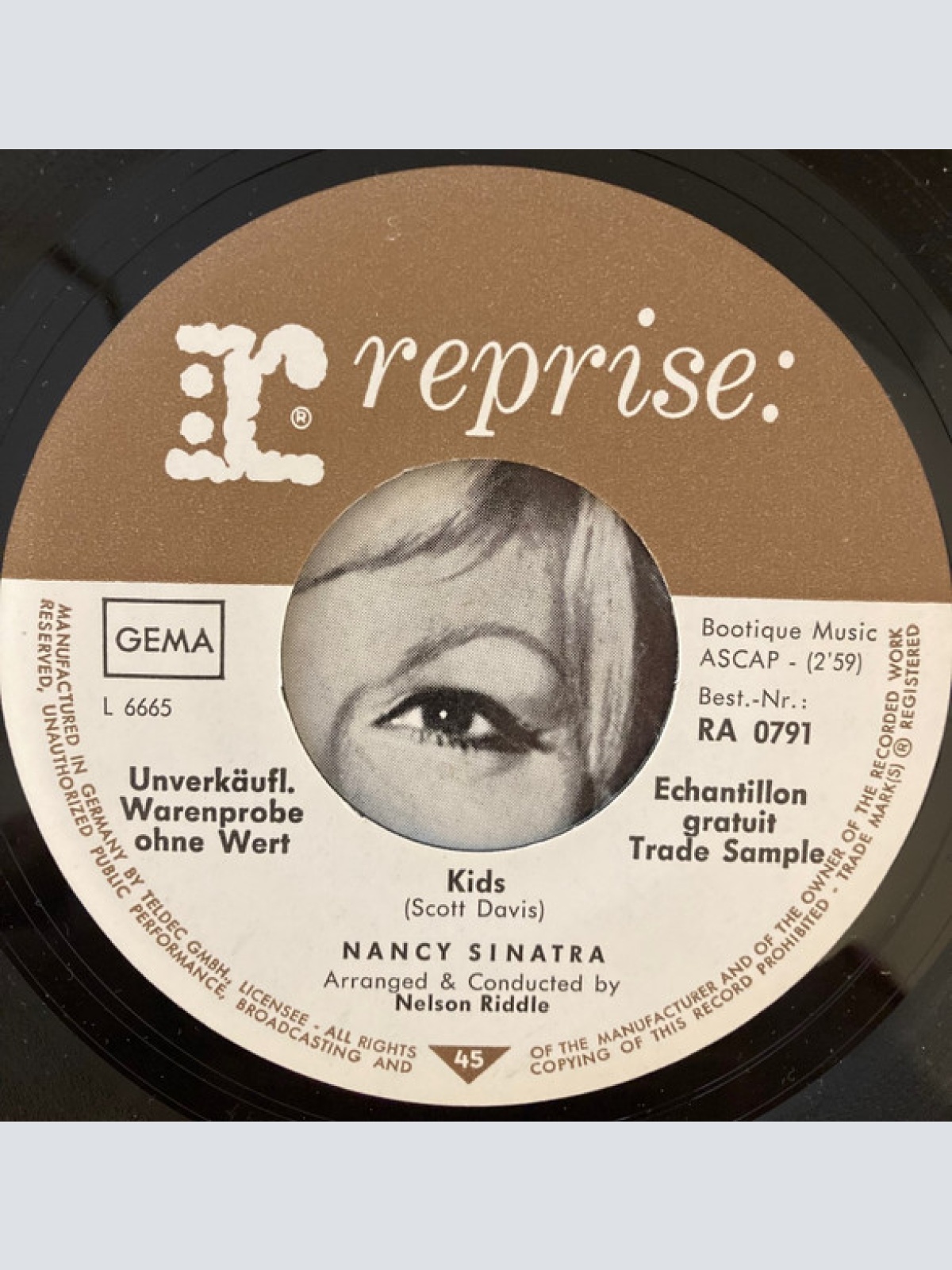 Vinyl / Nancy Sinatra - It's Such A Lonely Time Of Year