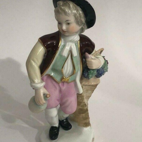 Augarten Knabe mit Traubenkorb 1851 Modell Nummer 30679