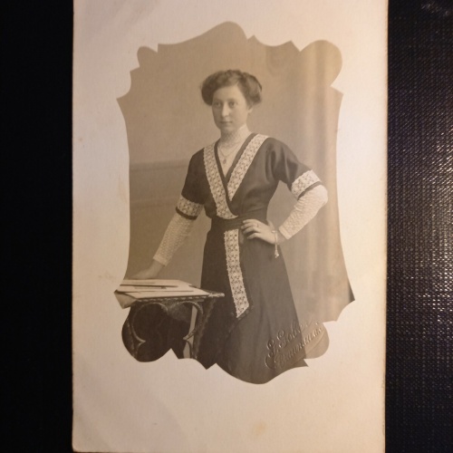 Frau mit Kleid und Buch 402758 gr C