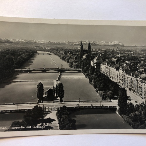 München. Isarpartie mit Gebirge.  20234