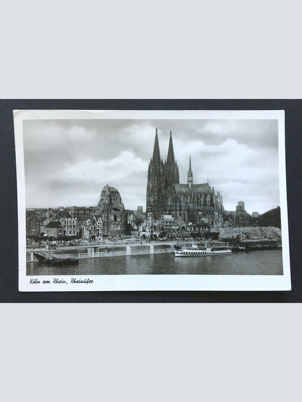 Köln am Rhein Ufer Fluss Dom Schiff Nordrhein-Westfalen Deutschland 40067510 TH
