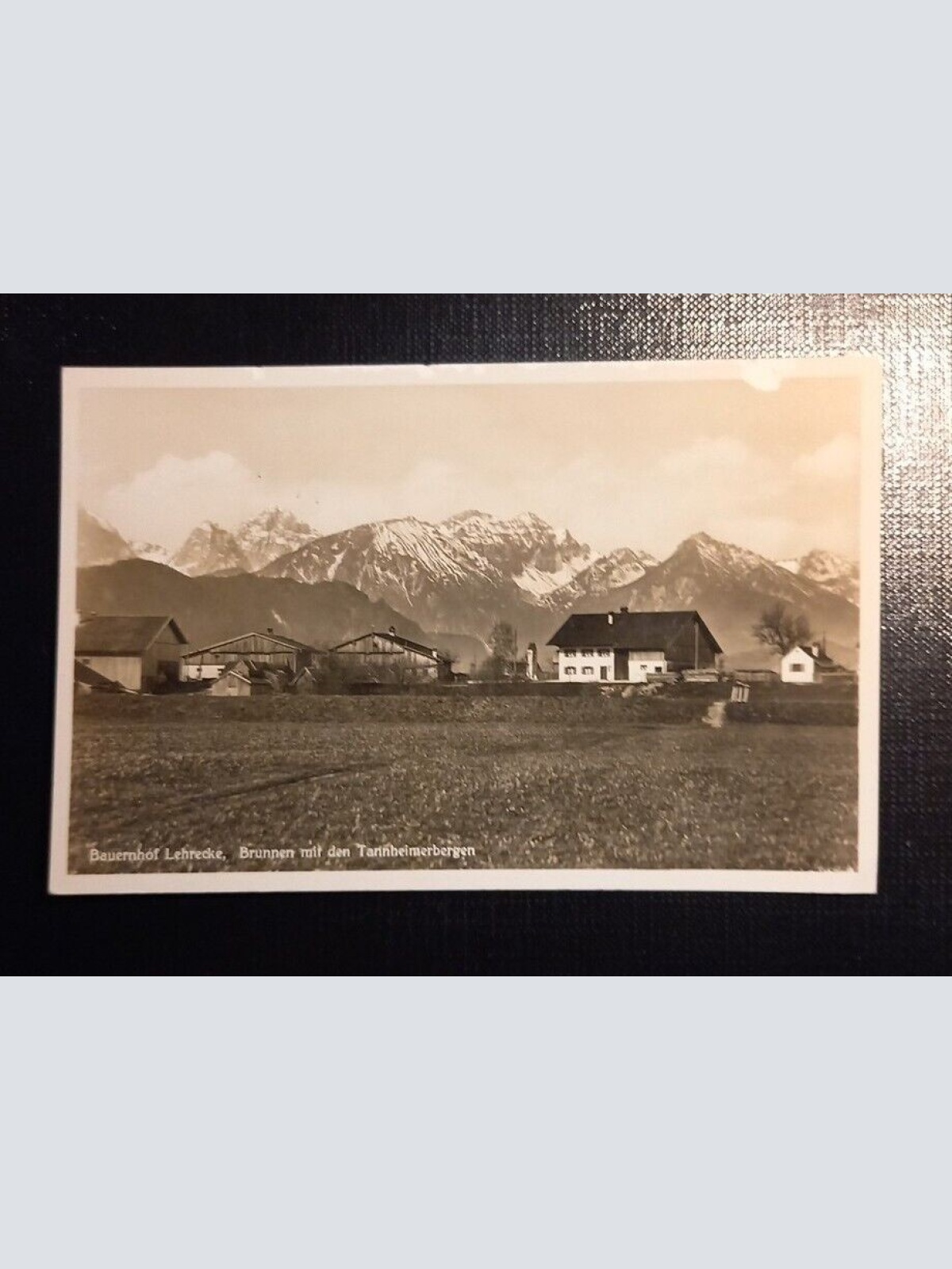Ansichtskarte Tirol Bauernhof Lehrecke Brunnen mit den Tannheimerbergen 078 Ga B