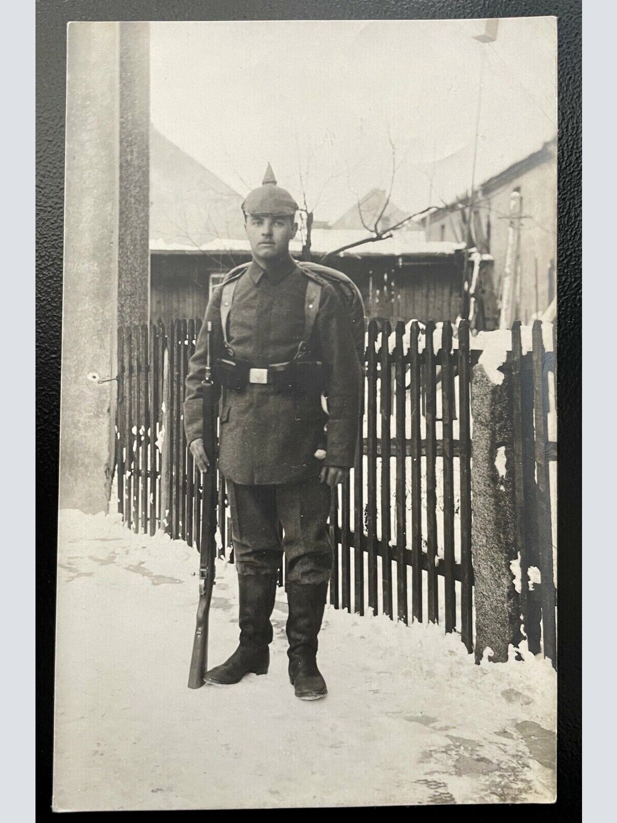 Porträt Soldat Uniform Gewehr Pickelhaube Helm Schnee Militär Krieg 402496 TH
