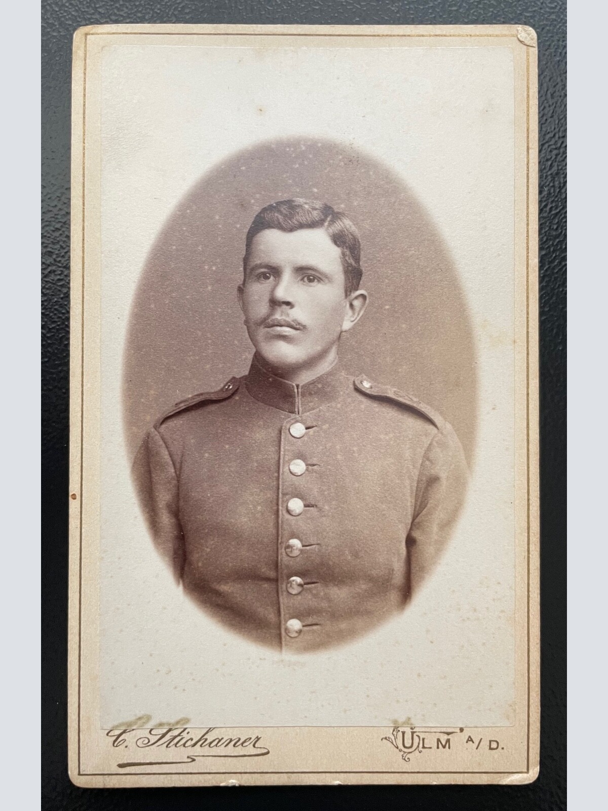 Foto Porträt Soldat Uniform Bart C.Stichaner Ulm a/D ca.10,5x6,5cm 402425 TH