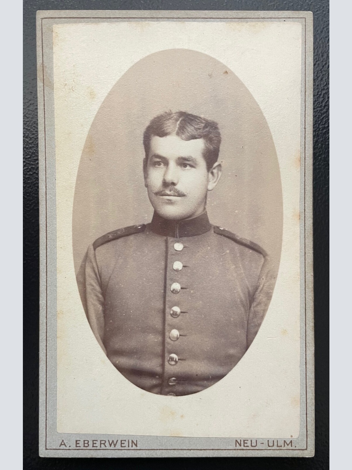 Foto Porträt Soldat Uniform Bart A.Eberwein Neu-Ulm ca.10,3x6,4cm 402433 TH